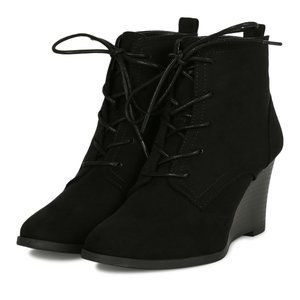 Qupid | NWT Orna Lace-Up Wedge Bootie